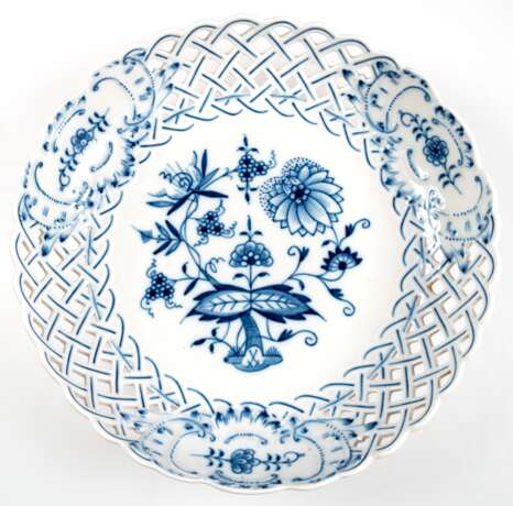 Meissen-Durchbruchschale, rund, Zwiebelmuster, Korbrand mit 3 Medaillons, Schwertermarke mit 2 Schleifstrichen, H. 4,8 cm, Dm. 24,5 cm - photo 1