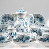 Meissen-Kaffeekernstück und 12 Kaffeetassen mit UT, 28-teilig, Zwiebelmuster, Neuer Ausschnitt, Kannen-H. 22,5 cm (Deckel mit Haarriß, 1 Schließnase fehlt), Sahnekännchen-H. 9 cm und 12,5 cm (Stadt-Meissen), Deckeldose H… - Foto 1
