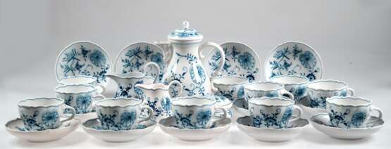 Meissen-Kaffeekernstück und 12 Kaffeetassen mit UT, 28-teilig, Zwiebelmuster, Neuer Ausschnitt, Kannen-H. 22,5 cm (Deckel mit Haarriß, 1 Schließnase fehlt), Sahnekännchen-H. 9 cm und 12,5 cm (Stadt-Meissen), Deckeldose H… - Foto 1