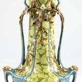 Jugendstil-Vase, Majolika, mit farbig glasiertem und z.T. goldkonturiertem Floralrelief, durchbrochener Rand, seitliche Henkel, auf 4 Füßchen, Preß-Nr. 27068, H. 45,5 cm - photo 1