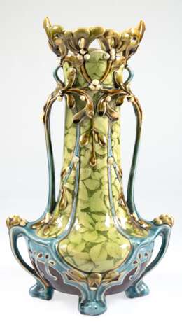 Jugendstil-Vase, Majolika, mit farbig glasiertem und z.T. goldkonturiertem Floralrelief, durchbrochener Rand, seitliche Henkel, auf 4 Füßchen, Preß-Nr. 27068, H. 45,5 cm - photo 1