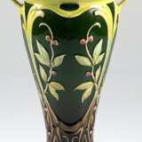 Jugendstil-Vase, Majolika, mit farbig glasiertem und z.T. goldkonturiertem Floralrelief, unterhalb vom durchbrochenen Rand 2 kleine Henkel, unter ovalem Fuß Preß-Nr. 20858, Wandung mit Haarrissen, H. 39 cm - photo 1