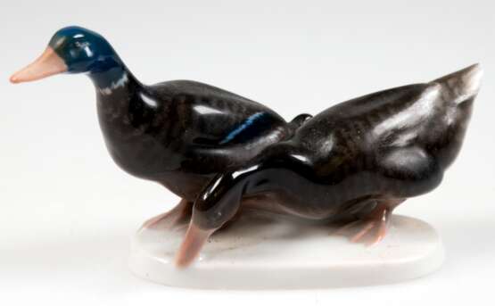 Figur "Entenpaar", Rosenthal, Selb, Entwurf Karl Himmelstoß (1878-1967), polychrom bemalt, H. 7,5 cm - photo 1