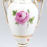 Amphorenvase, Carl Thieme, Potschappel, Dresden, 1. Hälfte 20. Jh., Rote Rose mit Goldrändern, quadratischer Sockel mit Korpus verschraubt, Volutenhenkel, H. 28 cm - Foto 1