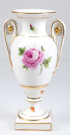 Amphorenvase, Carl Thieme, Potschappel, Dresden, 1. Hälfte 20. Jh., Rote Rose mit Goldrändern, quadratischer Sockel mit Korpus verschraubt, Volutenhenkel, H. 28 cm - Foto 1
