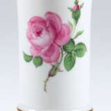 Meissen-Vase auf 4 Füßchen, auf festem Podest, Rote Rose mit Goldrändern, Schwertermarke mit 2 Schleifstrichen, H. 14,5 cm - photo 1