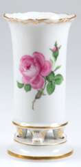 Meissen-Vase auf 4 Füßchen, auf festem Podest, Rote Rose mit Goldrändern, Schwertermarke mit 2 Schleifstrichen, H. 14,5 cm