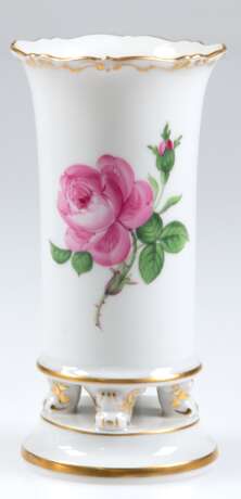 Meissen-Vase auf 4 Füßchen, auf festem Podest, Rote Rose mit Goldrändern, Schwertermarke mit 2 Schleifstrichen, H. 14,5 cm - photo 1