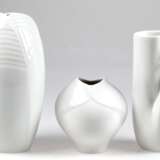 3 diverse Meissen-Vasen, weiß, 1. Wahl, H. 12,5 cm, 19,5 cm und 23 cm - photo 1
