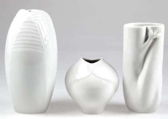 3 diverse Meissen-Vasen, weiß, 1. Wahl, H. 12,5 cm, 19,5 cm und 23 cm - photo 1
