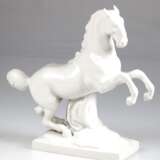 KPM-Figur "Steigendes Pferd", weiß, Entwurf Johannes Eckstein, auf rechteckiger Plinthe, H. 21,3 cm - Foto 1