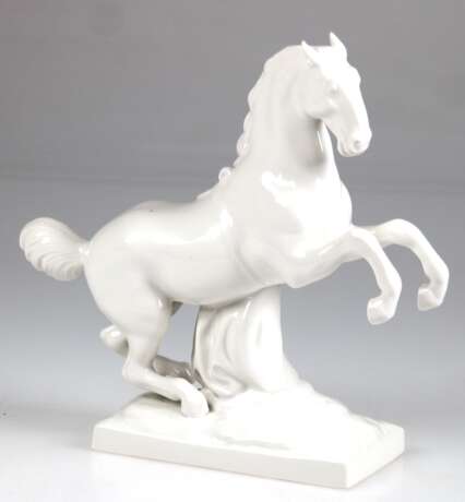 KPM-Figur "Steigendes Pferd", weiß, Entwurf Johannes Eckstein, auf rechteckiger Plinthe, H. 21,3 cm - Foto 1