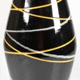 Bodenvase, Foreign 258 /50, Keramik, 1950er Jahre, schwarz glasiert mit buntem Strichdekor, H. 50 cm - photo 1