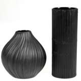 2 Vasen, Rosenthal, Schwarz-Porzellan, gebauchter bzw. zylindrischer Korpus mit Rillenrelief, H. 11 cm und 16,2 cm - photo 1