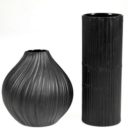 2 Vasen, Rosenthal, Schwarz-Porzellan, gebauchter bzw. zylindrischer Korpus mit Rillenrelief, H. 11 cm und 16,2 cm - photo 1