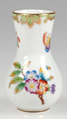 Kleine Herend-Vase, Queen Victoria, mit Goldrändern, H. 9,2 cm - photo 1