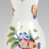 Kleine Herend-Vase, Queen Victoria, mit Goldrändern, H. 9,2 cm - photo 1
