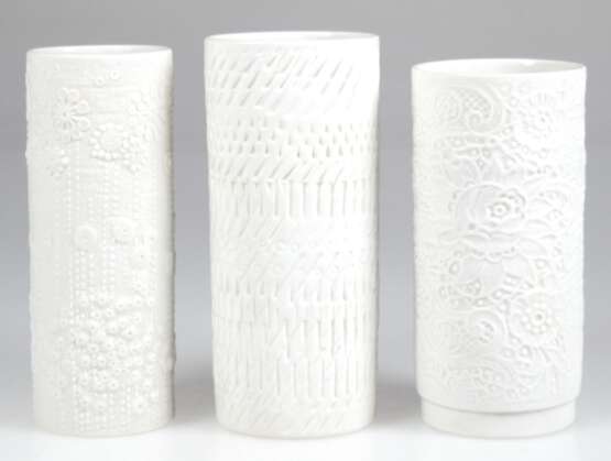3 Vasen, Rosenthal, weißes Biskuitporzellan, innen glasiert, zylindrischer Korpus vollflächig reliefiert, H. 15,5 cm, 16 cm und16,5 cm - фото 1