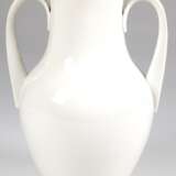 KPM-Henkelvase Salier, weiß, Entwurf Siegmund Schütz, H. 23,5 cm - photo 1