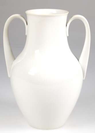 KPM-Henkelvase Salier, weiß, Entwurf Siegmund Schütz, H. 23,5 cm - photo 1