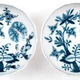 2 Meissen-Schälchen, um 1750/60, Zwiebelmuster, davon 1x Schwertermarke mit 2 Schleifstrichen, H. 4,5 cm, Dm. 14,5 cm - photo 1