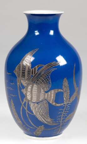 Vase mit Silberauflage, Metzler & Ortloff, 1950er Jahre, Darstellung von Skalaren und Wasserpflanzen auf blauer Glasur, H. 20,5 cm - photo 1
