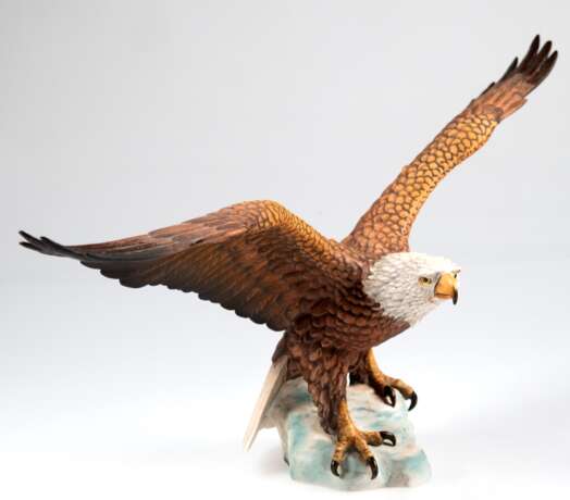 Figur "Weißkopfseeadler mit ausgebreiteten Flügeln", Goebel 1969, 38104-26, Skrobek, polychrom bemalt, 1x Flügelfeder repariert, H. 28 cm, B. 52 cm - фото 1