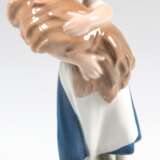 Figur "Mädchen mit Heugarbe", Royal Copenhagen, Nr. 908, Entwurf Christian Thomsen, polychrom bemalt, H. 15,5 cm - Foto 1