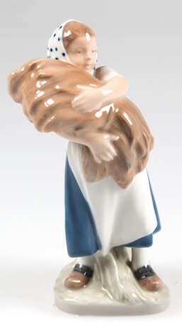 Figur "Mädchen mit Heugarbe", Royal Copenhagen, Nr. 908, Entwurf Christian Thomsen, polychrom bemalt, H. 15,5 cm - Foto 1