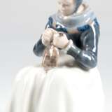 Figur "Amager Mädchen beim Stricken", Royal Copenhagen, Nr. 1317, Entwurf Lotte Benter, polychrom bemalt, H. 22,5 cm - photo 1