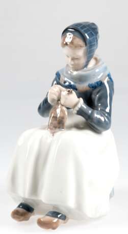 Figur "Amager Mädchen beim Stricken", Royal Copenhagen, Nr. 1317, Entwurf Lotte Benter, polychrom bemalt, H. 22,5 cm - photo 1