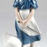 Figur "Gänsemagd", Royal Copenhagen, Nr. 527, Entwurf Christian Thomsen, polychrom bemalt, H. 23,5 cm - photo 1