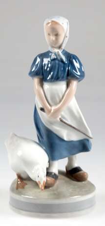 Figur "Gänsemagd", Royal Copenhagen, Nr. 527, Entwurf Christian Thomsen, polychrom bemalt, H. 23,5 cm - photo 1