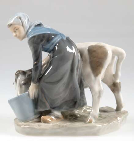 Figur "Mädchen mit Kalb", Royal Copenhagen, Nr. 779, Entwurf Christian Thomsen, polychrom bemalt, H. 15,5 cm - Foto 1