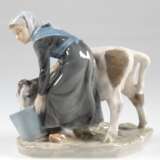 Figur "Mädchen mit Kalb", Royal Copenhagen, Nr. 779, Entwurf Christian Thomsen, polychrom bemalt, H. 15,5 cm - Foto 1