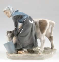 Figur &quot;Mädchen mit Kalb&quot;, Royal Copenhagen, Nr. 779, Entwurf Christian Thomsen, polychrom bemalt, H. 15,5 cm