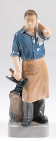 Figur "Schmied", Royal Copenhagen, Nr. 4502, Entwurf J. M. Nissen, polychrom bemalt, H. 22,5 cm - Foto 1