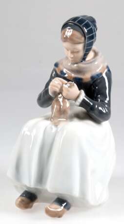 Figur "Amager Mädchen beim Stricken", Royal Copenhagen, Nr. 1317, Entwurf Lotte Benter, polychrom bemalt, H. 22,5 cm - Foto 1