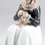 Figur "Amager Mädchen beim Stricken", Royal Copenhagen, Nr. 1317, Entwurf Lotte Benter, polychrom bemalt, H. 22,5 cm - Foto 1