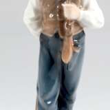 Figur "Hirtenjunge mit Hammer", Royal Copenhagen, Nr. 620, Entwurf Christian Thomsen, polychrom bemalt, H. 21,5 cm - Foto 1