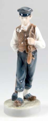 Figur "Hirtenjunge mit Hammer", Royal Copenhagen, Nr. 620, Entwurf Christian Thomsen, polychrom bemalt, H. 21,5 cm - Foto 1