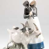 Figur "Mädchen mit zwei Ziegen", Royal Copenhagen, Nr. 694, Entwurf Christian Thomsen, polychrom bemalt, H. 22,5 cm - Foto 1