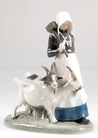 Figur "Mädchen mit zwei Ziegen", Royal Copenhagen, Nr. 694, Entwurf Christian Thomsen, polychrom bemalt, H. 22,5 cm - Foto 1