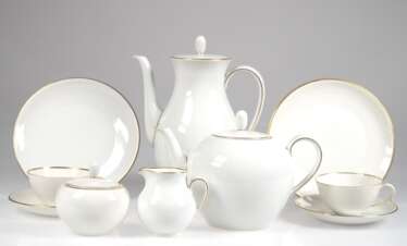 Fürstenberg-Restservice, Entwurf Hubert Griemert, 1938, weiß mit Goldrändern, dabei Kaffeekanne, Teekanne, Zuckerdose, Sahnekännchen und 2 Teegedecke