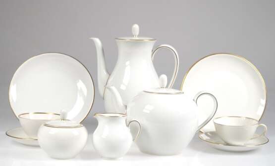 Fürstenberg-Restservice, Entwurf Hubert Griemert, 1938, weiß mit Goldrändern, dabei Kaffeekanne, Teekanne, Zuckerdose, Sahnekännchen und 2 Teegedecke - photo 1