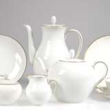 Fürstenberg-Restservice, Entwurf Hubert Griemert, 1938, weiß mit Goldrändern, dabei Kaffeekanne, Teekanne, Zuckerdose, Sahnekännchen und 2 Teegedecke - photo 1