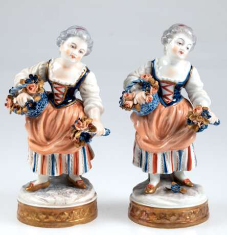 Paar Figuren "Blumenmädchen mit Korb und Strauß", Volkstedt, Nr. E 10706, polychrom bemalt, Blüte minimal best., H. 16,3 cm - Foto 1