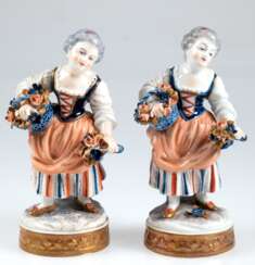 Paar Figuren &quot;Blumenmädchen mit Korb und Strauß&quot;, Volkstedt, Nr. E 10706, polychrom bemalt, Blüte minimal best., H. 16,3 cm