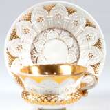 Meissen-Tasse mit UT, um 1750/60, Ornamental- und Noppenrelief, Golddekor berieben, 1. Wahl - Foto 1