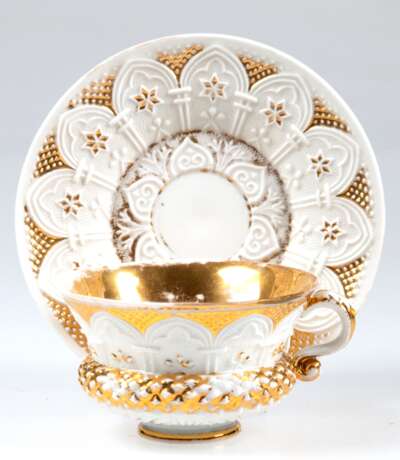 Meissen-Tasse mit UT, um 1750/60, Ornamental- und Noppenrelief, Golddekor berieben, 1. Wahl - Foto 1